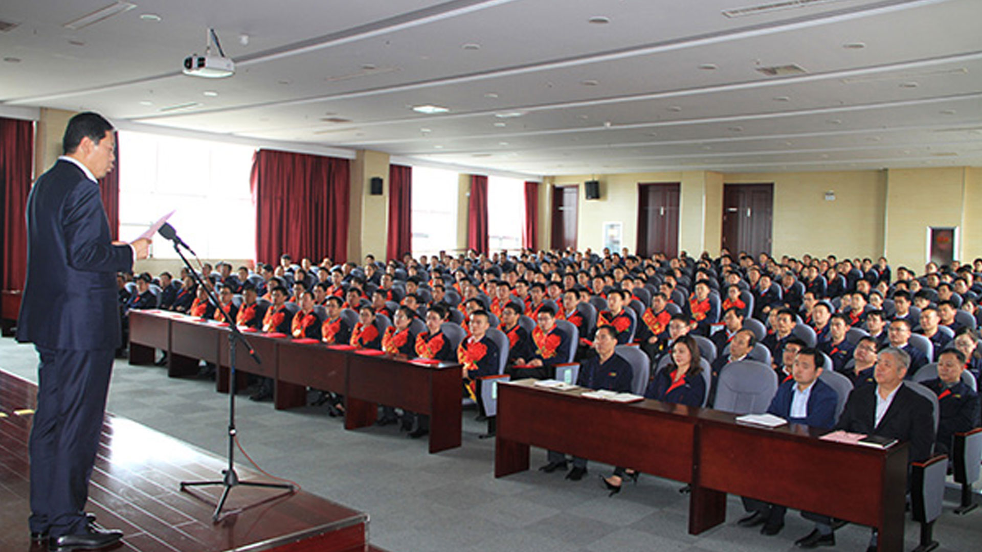 <strong>2018年5月5日，山東浩信集團(tuán)有限公司第八屆“五一”勞動(dòng)模范表彰大會(huì)在集團(tuán)辦公大樓六樓報(bào)告廳隆重舉行。</strong>